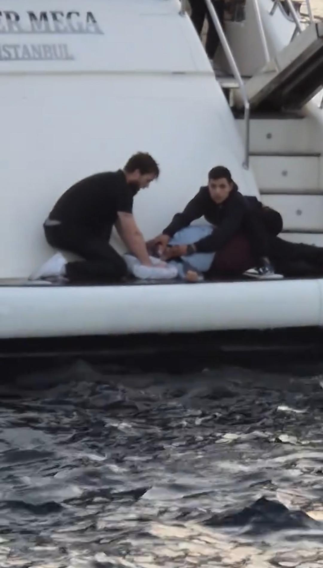 İstanbul Boğazı nda can savaşı: Çırpıntıyı gören turist atladı! Yaşlı kadının o anları... 5