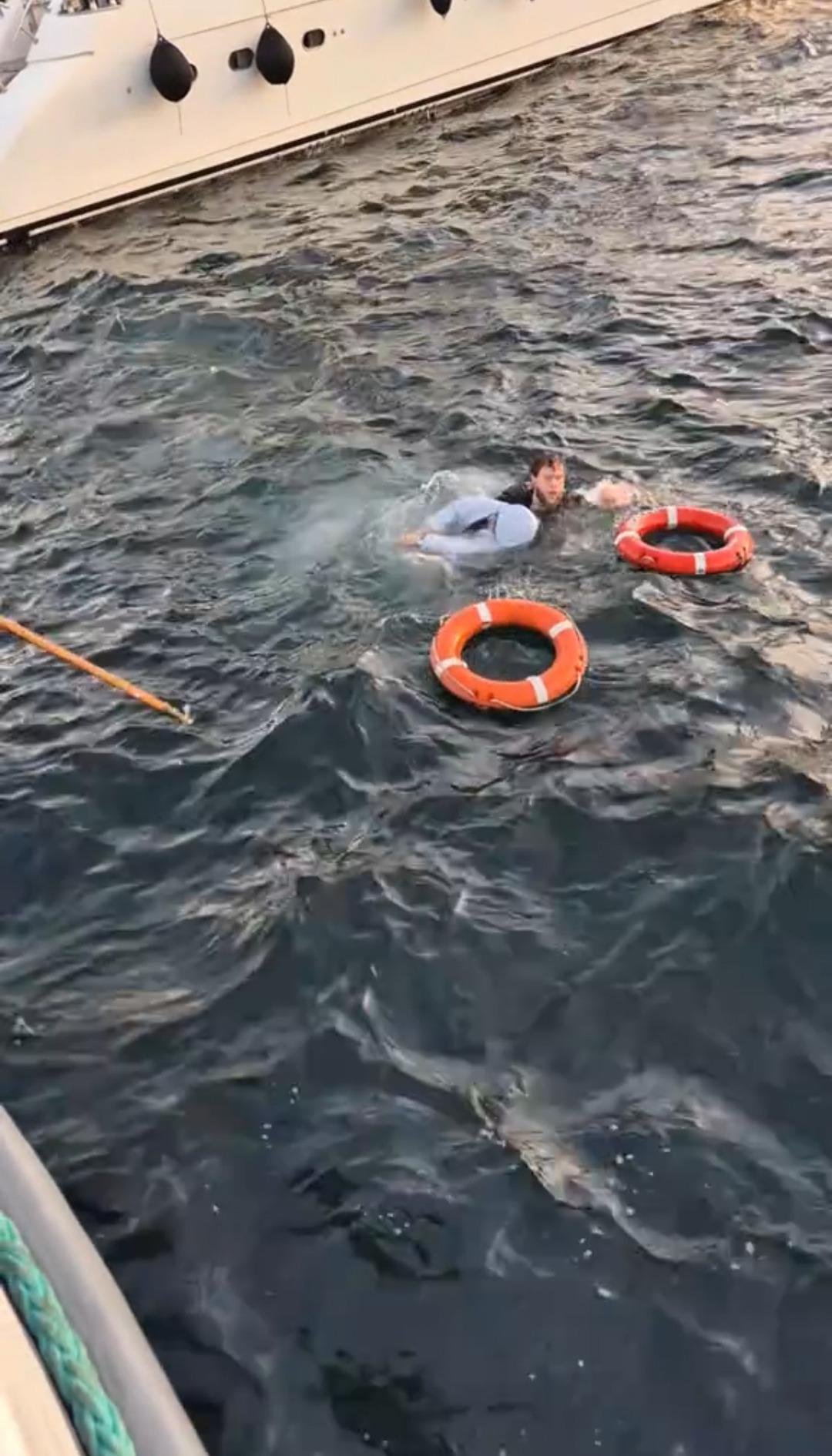 İstanbul Boğazı nda can savaşı: Çırpıntıyı gören turist atladı! Yaşlı kadının o anları... 4