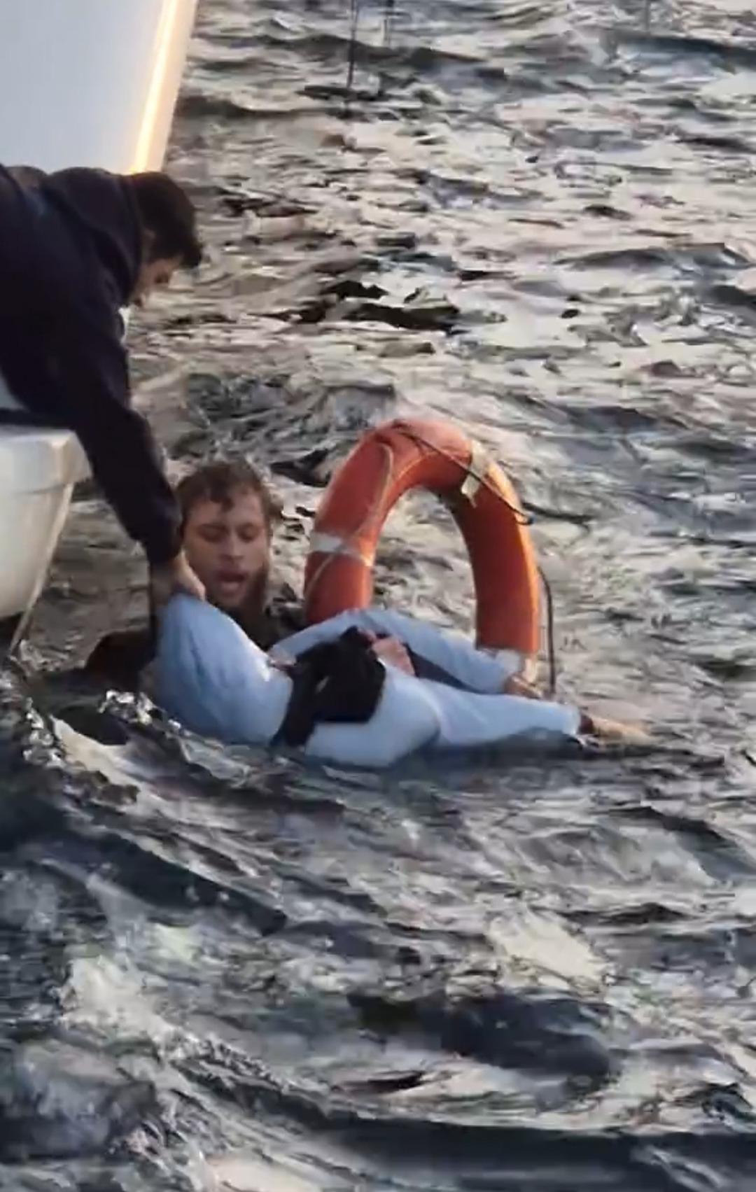 İstanbul Boğazı nda can savaşı: Çırpıntıyı gören turist atladı! Yaşlı kadının o anları... 1