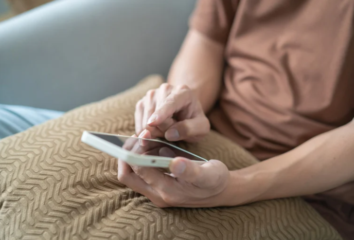 Birini internette gizlice takip ediyorsun ama hiçbir şekilde kendini göstermiyorsun. Buna ne denir? 