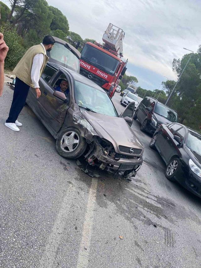 640xauto Otomobilin, ticari taksiye çarpma anı araç kamerasına yansıdı: 2 yaralı