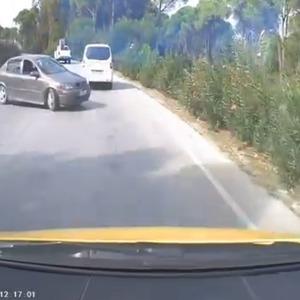 Otomobilin, ticari taksiye çarpma anı araç kamerasına yansıdı: 2 yaralı