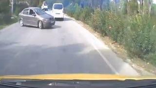 Otomobilin, ticari taksiye çarpma anı araç kamerasına yansıdı: 2 yaralı