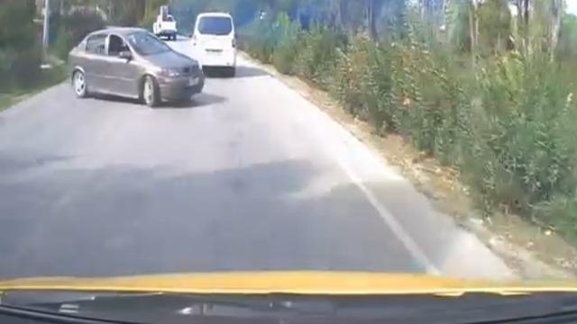 Otomobilin, ticari taksiye çarpma anı araç kamerasına yansıdı: 2 yaralı
