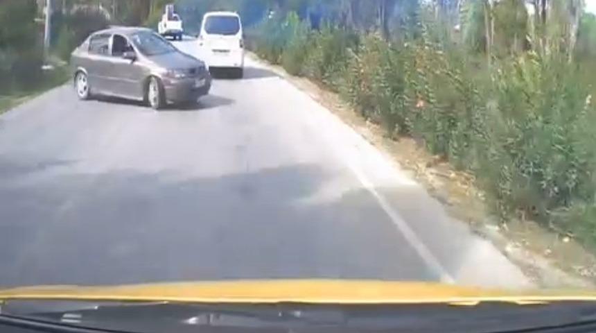 Otomobilin, ticari taksiye çarpma anı araç kamerasına yansıdı: 2 yaralı