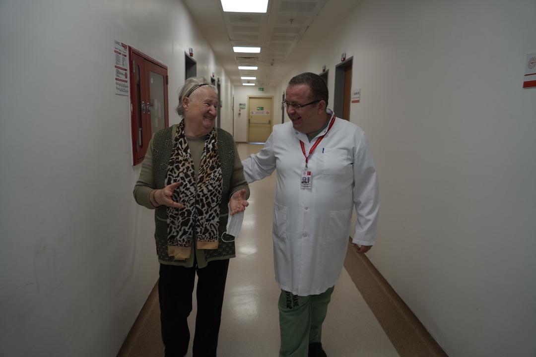 Düşme sonrası fıtık sandı: Omurgasında kırık çıktı! Uzmanlar kadınlarda yaşla gelen tehlikeye karşı uyardı! 1