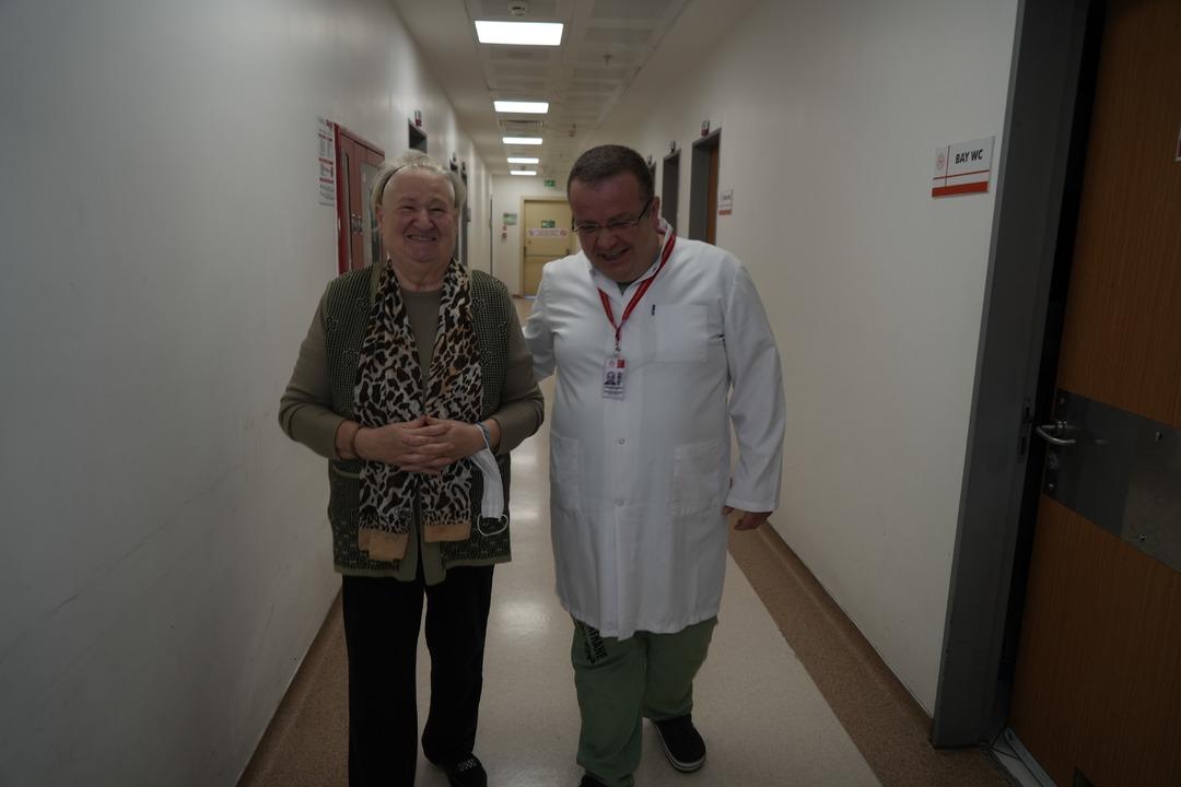 Düşme sonrası fıtık sandı: Omurgasında kırık çıktı! Uzmanlar kadınlarda yaşla gelen tehlikeye karşı uyardı! 4