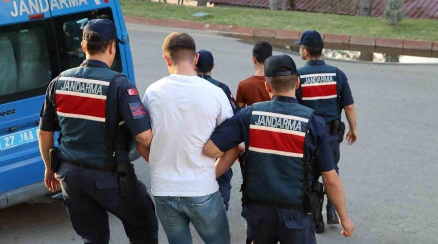 &Ccedil;eşitli su&ccedil;lardan aranan 3 şahsı jandarma yakaladı