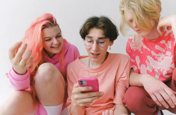 Sosyal medyada çok takılan biri bir gönderiye çok güldüyse genelde hangisini demez? 