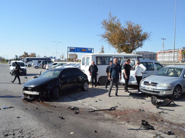 Yaya geçidinde otomobilin çarptığı kadın ile sürücü yaralandı