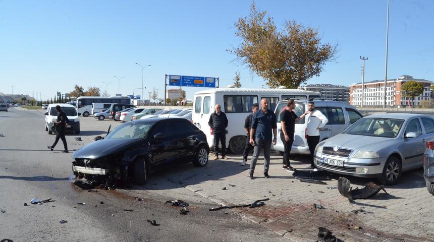 Yaya ge&ccedil;idinde otomobilin &ccedil;arptığı kadın ile s&uuml;r&uuml;c&uuml; yaralandı
