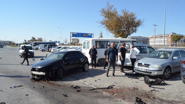 Yaya geçidinde otomobilin çarptığı kadın ile sürücü yaralandı