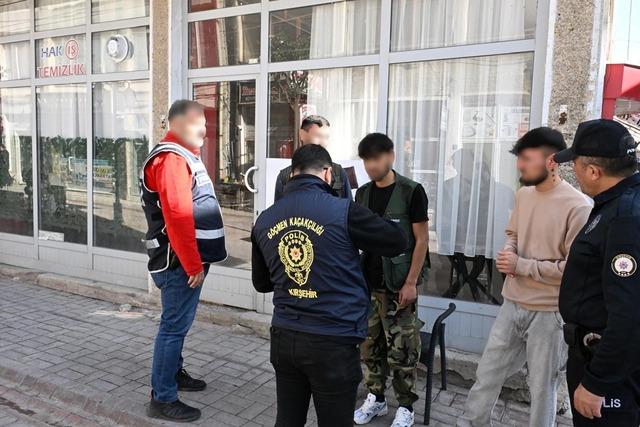 Kırşehir’de 5 düzensiz göçmen yakalandı 1