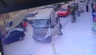 Park halindeyken geriye hareket eden minibüsü otopark görevlisi durdurdu