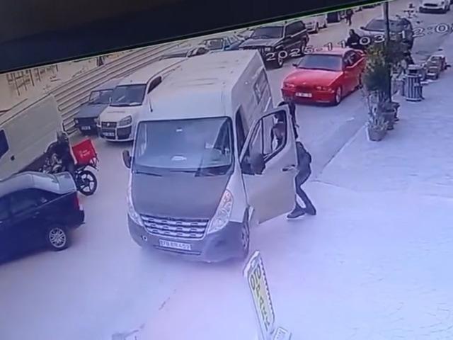 Park halindeyken geriye hareket eden minibüsü otopark görevlisi durdurdu