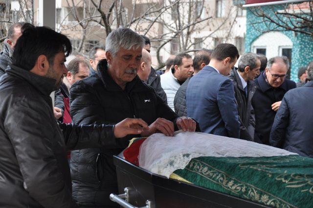 Doğum g&uuml;n&uuml;nde 6 ncı kattan d&uuml;şen Kader, toprağa verildi 2