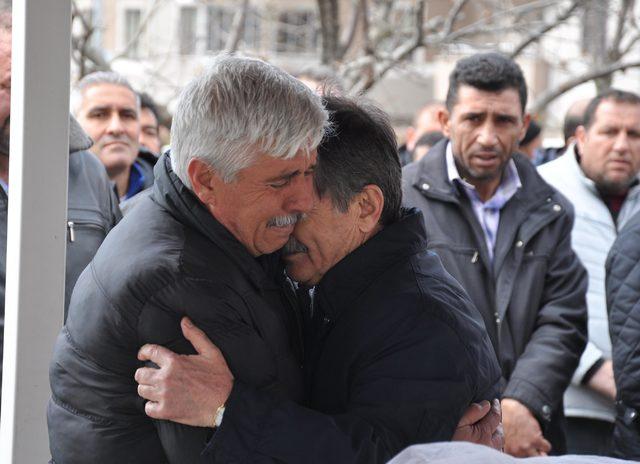 Doğum g&uuml;n&uuml;nde 6 ncı kattan d&uuml;şen Kader, toprağa verildi 4