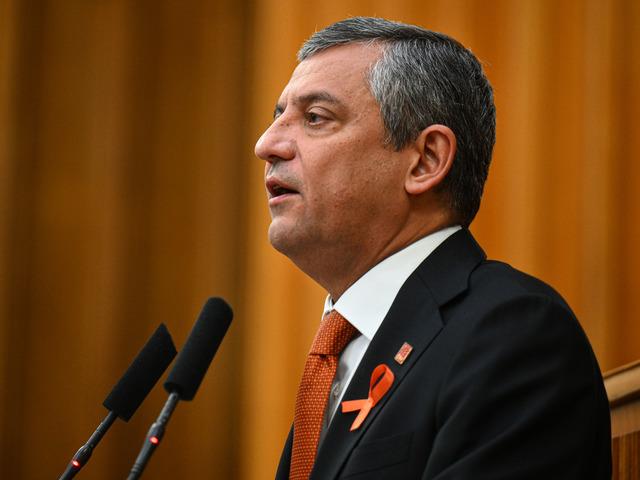 AK Parti'den Özel'e tepki: "Siyasi cehaletin en açık örnekleri"