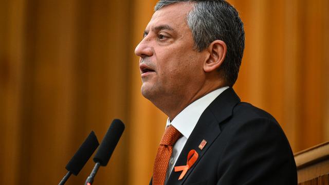 AK Parti'den Özgür Özel'e tepki: Artık tümüyle siyasi tutarsızlık ve uydurma faaliyeti haline geldi