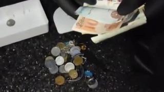 Tek tek karıştırıyorlar, çöpten servet çıkarıyorlar