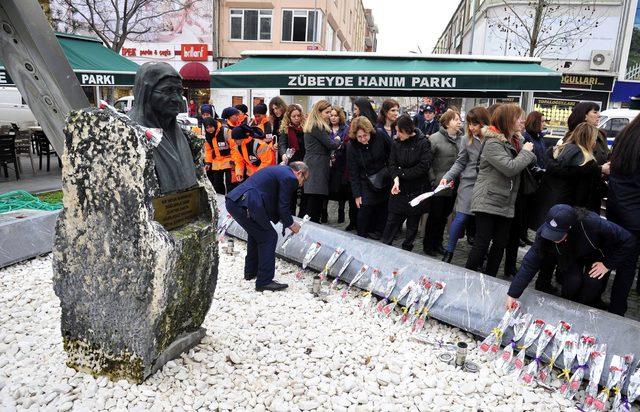 Temizlikçi kadınlardan Atatürk Anıtı'na karanfil