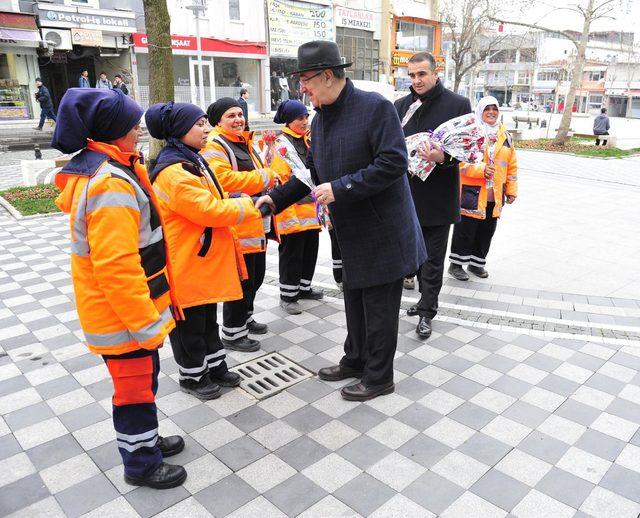 Temizlikçi kadınlardan Atatürk Anıtı'na karanfil