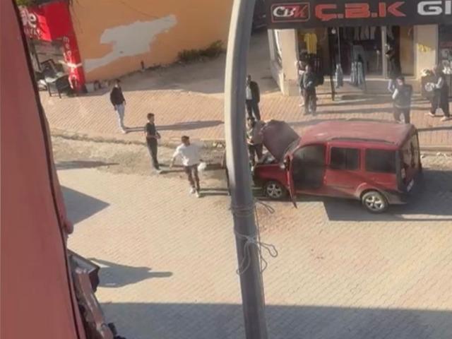 Osmaniye’de araç yandı, esnaf facianın önüne geçti