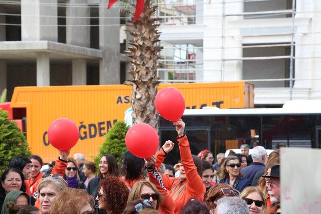 Kadınlar kırmızı balonları mor iğnelerle patlattı