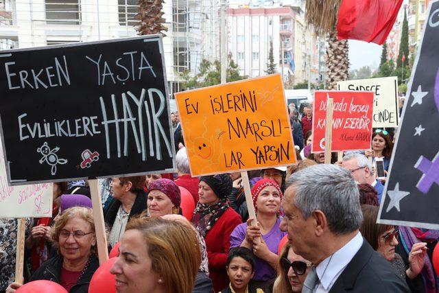 Kadınlar kırmızı balonları mor iğnelerle patlattı