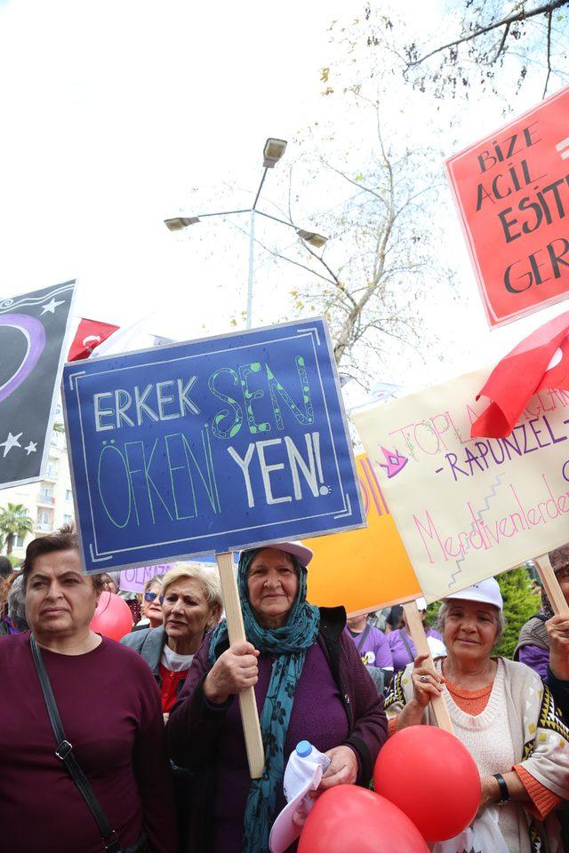 Kadınlar kırmızı balonları mor iğnelerle patlattı