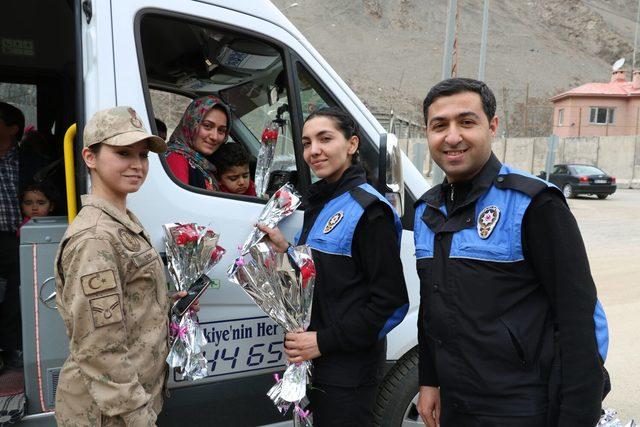 Hakkari'de jandarma ve polis kadınlara gül ve karanfil dağıttı