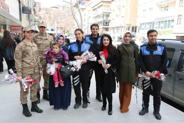 Hakkari'de jandarma ve polis kadınlara gül ve karanfil dağıttı