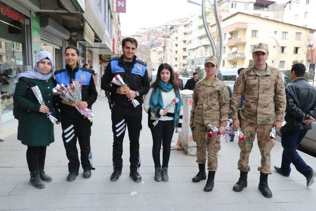 Hakkari'de jandarma ve polis kadınlara gül ve karanfil dağıttı