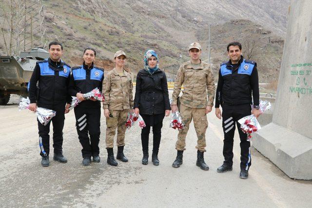 Hakkari'de jandarma ve polis kadınlara gül ve karanfil dağıttı