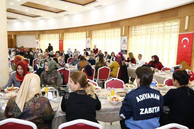 Adıyaman Belediyesinin bayan çalışanları il protokolüyle yemekte buluştu