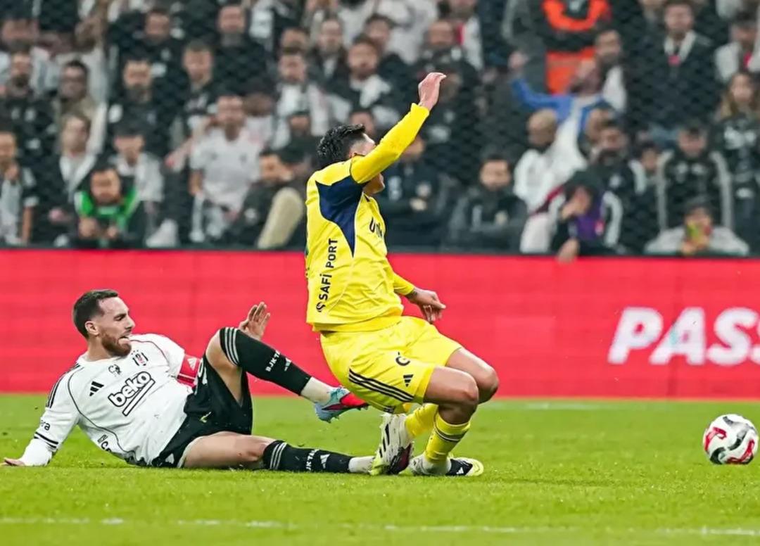 Beşiktaş-Fenerbah&ccedil;e derbisinin VAR kayıtları ortaya &ccedil;ıktı! Orkun K&ouml;k&ccedil;&uuml; n&uuml;n kırmızı kart pozisyonuna dair hakem yorumları belli oldu 2