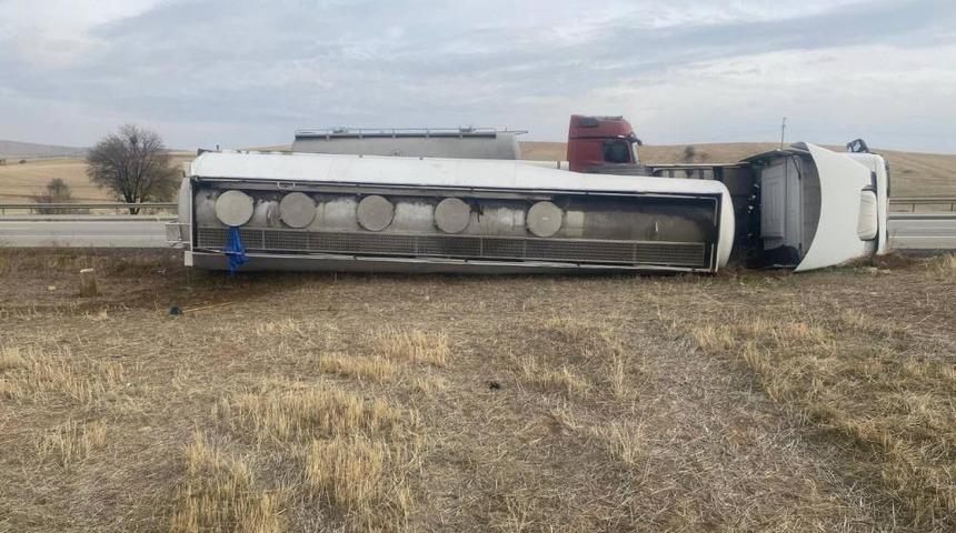 Kırıkkale'de akaryakıt tankeri devrildi: 1 yaralı