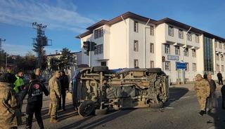 Makam aracı ile jandarma minibüsü çarpıştı: 2 asker yaralandı