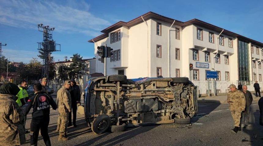 Gümüşhane'de belediye makam aracı ile jandarma minibüsü çarpıştı: 2 asker yaralandı