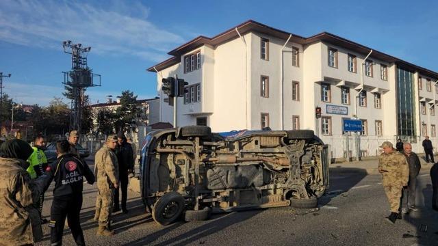 Gümüşhane'de belediye makam aracı ile jandarma minibüsü çarpıştı: 2 asker yaralandı