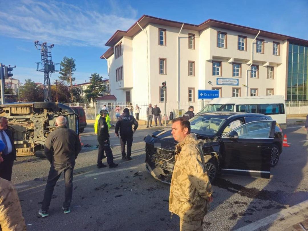 Gümüşhane de belediye makam aracı ile jandarma minibüsü çarpıştı: 2 asker yaralandı 1