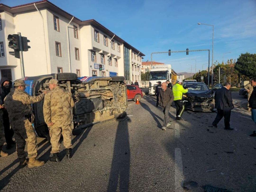 Gümüşhane de belediye makam aracı ile jandarma minibüsü çarpıştı: 2 asker yaralandı 2