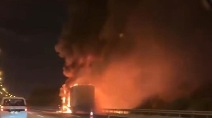 Otoyolda tır alev alev yandı, yangın güçlükle söndürüldü