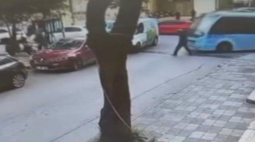 Maltepe'de 9 gün arayla aynı kaza; minibüs yayaya çarptı