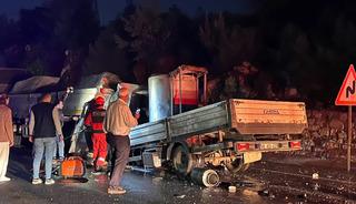 Muğla'da süt toplama aracı, tıra çarptı: 1 ölü