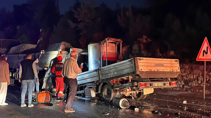 Muğla'da süt toplama aracı, tıra çarptı: 1 ölü