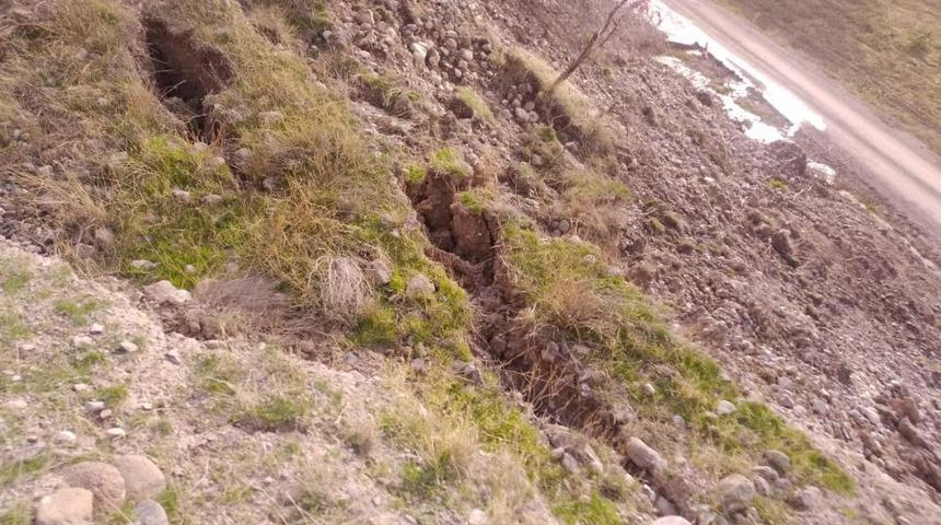 Ankara'da toprak kayması meydana gelen yol trafiğe kapatıldı