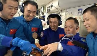 Çinli taykonotlar uzayda ızgara et ve tavuk pişirdi