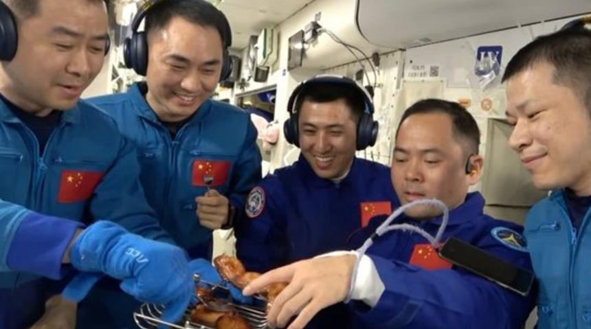 Uzay istasyonunda bir ilk! Çinli taykonotlar uzayda ızgara et ve tavuk pişirdi