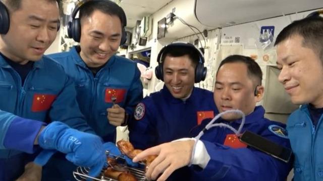 Uzay istasyonunda bir ilk! Çinli taykonotlar uzayda ızgara et ve tavuk pişirdi